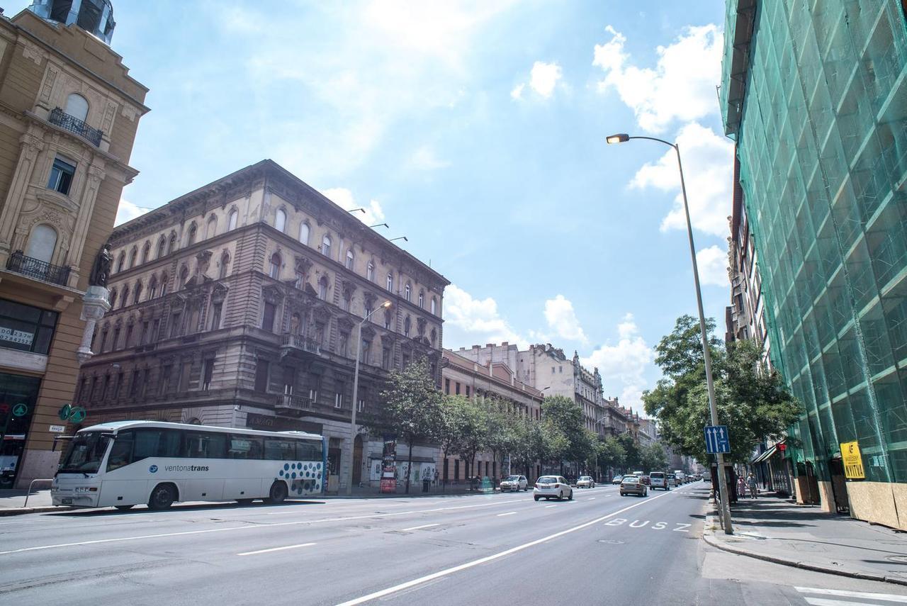 New With 3 Bedrooms, A/c And Balcony Budapest