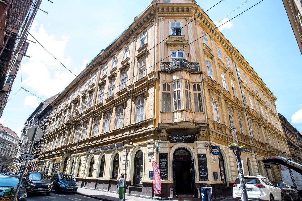 New With 3 Bedrooms, A/c And Balcony Budapest