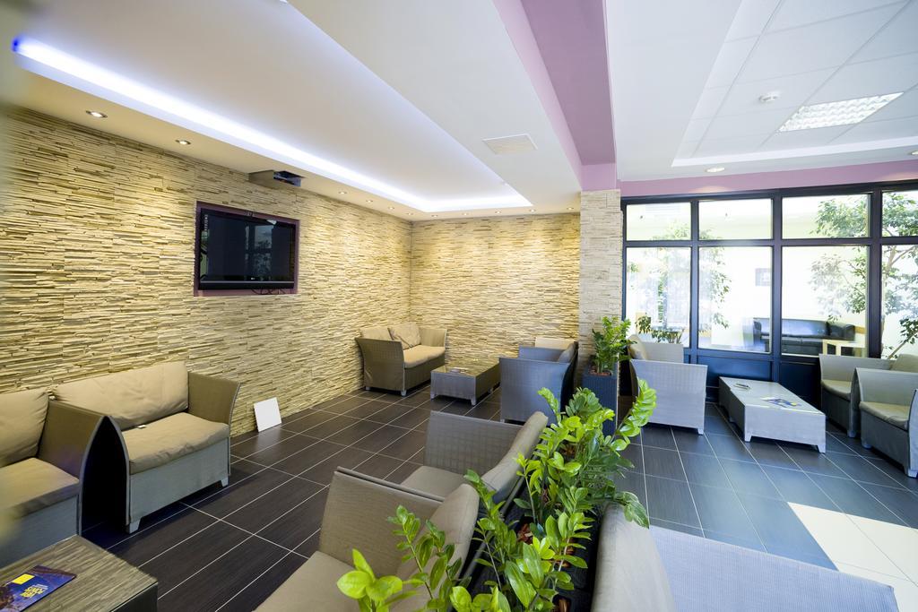 Hotel Ceu Konferencia Koezpont