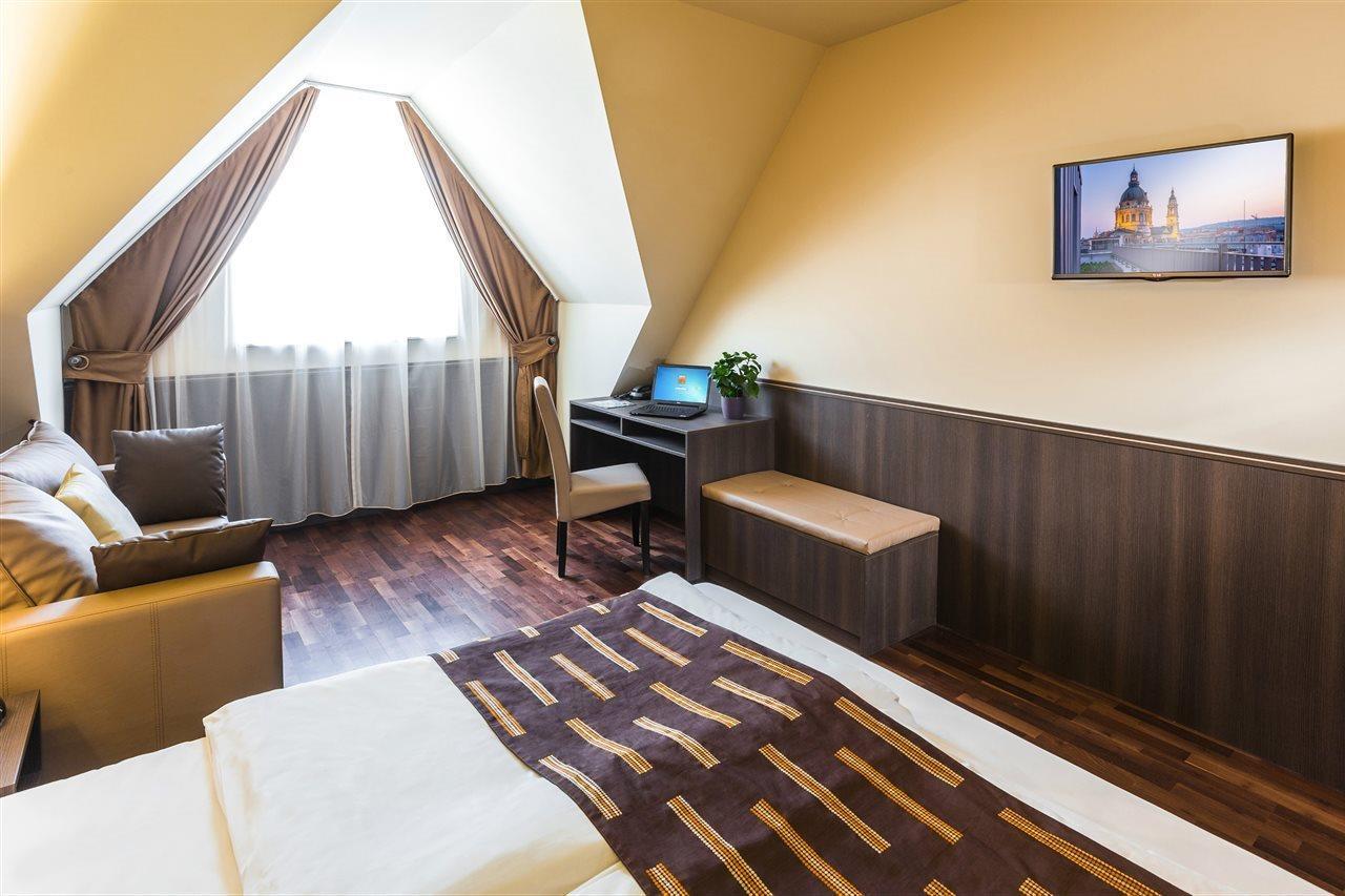 12 Revay Hotel