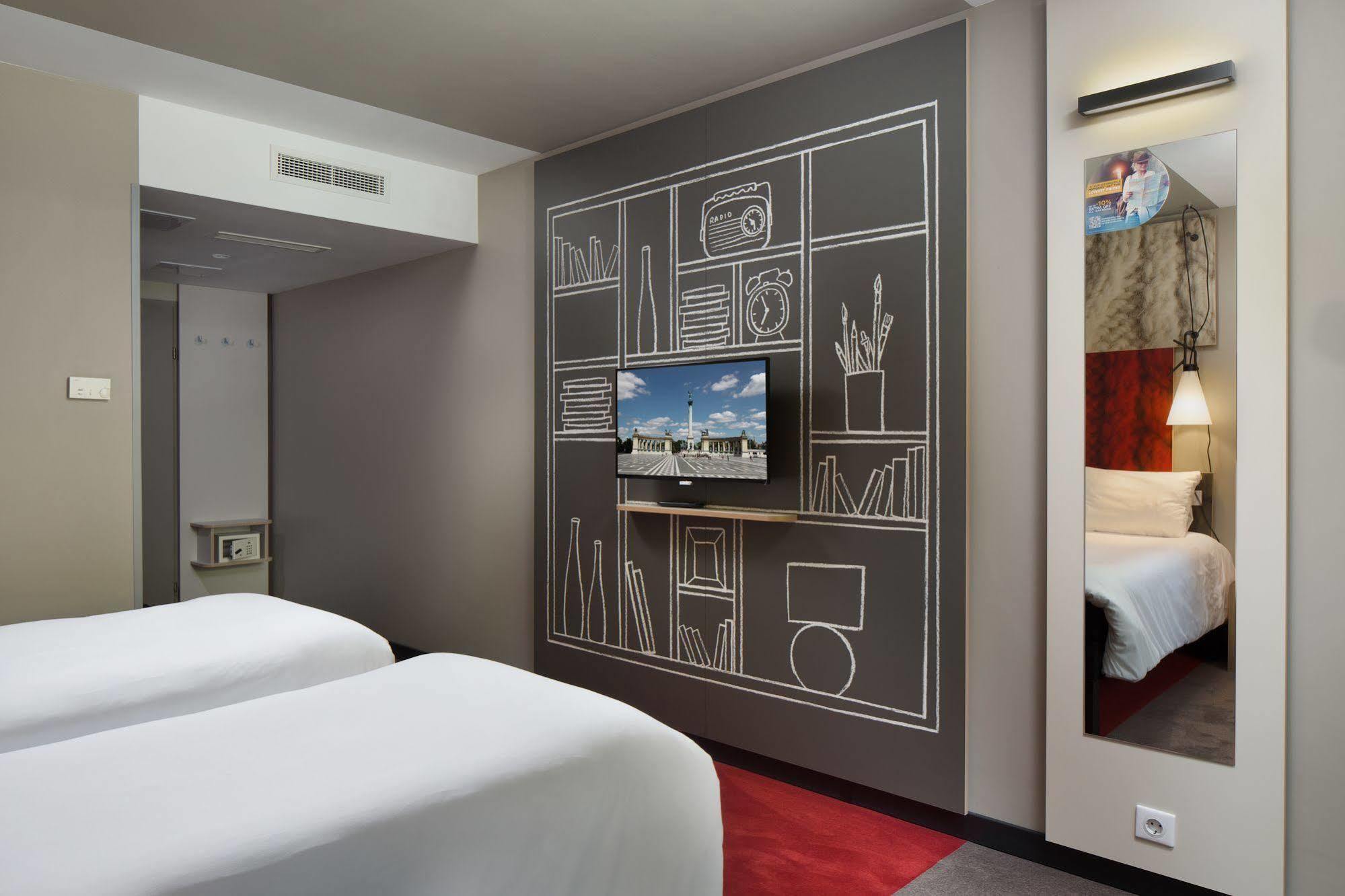 Hotel Ibis Heroes Square 3*