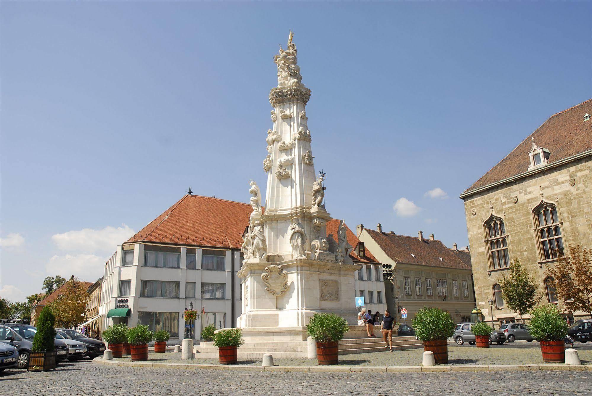 Burg Szálloda