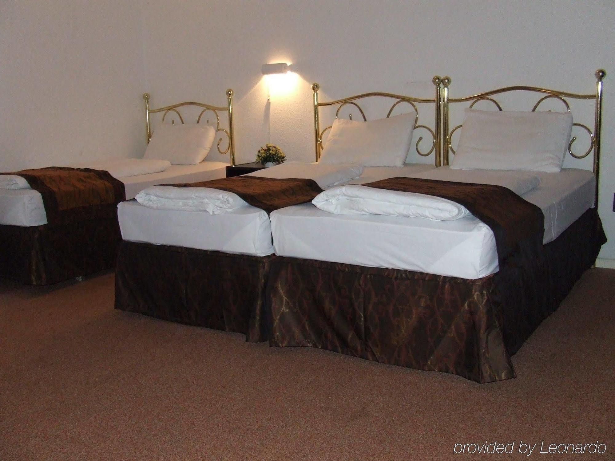 Hostal Equity Point