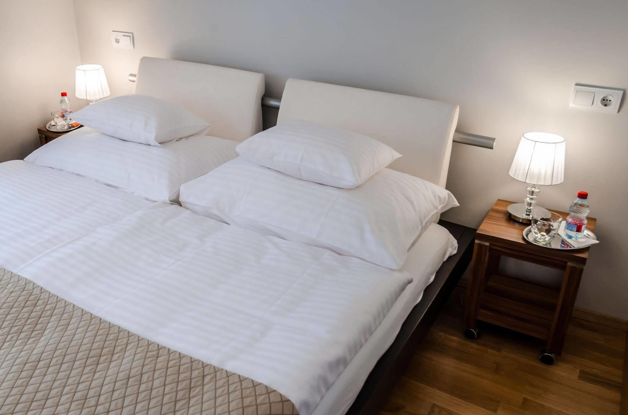 Anabelle Bed And 4*