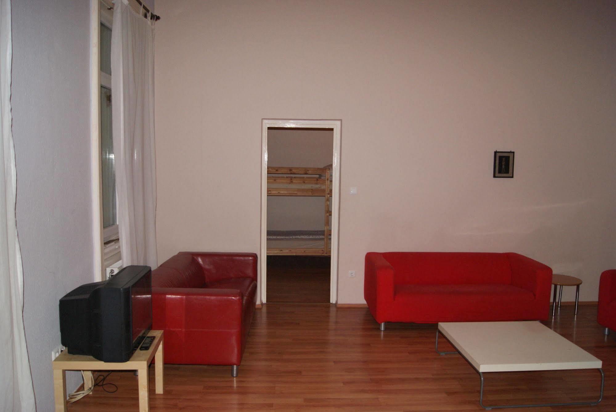 Happy Hostel *