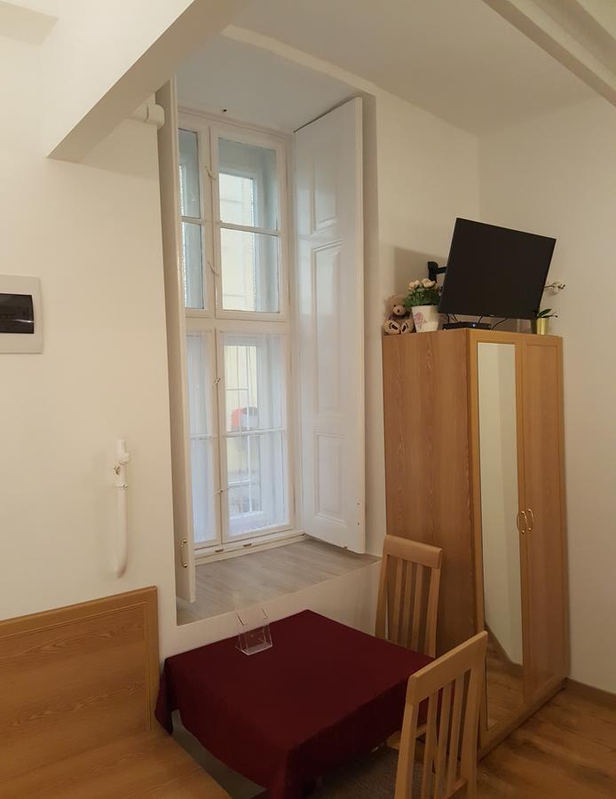 Apartamento Authentic Akacfa *