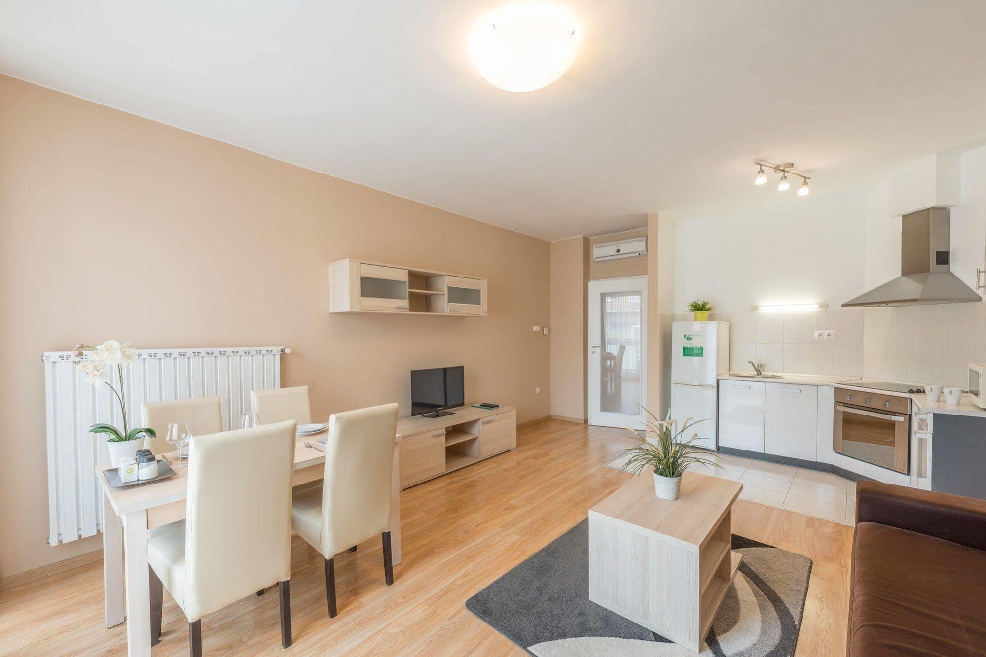 Aparthotel Corvin Plaza &