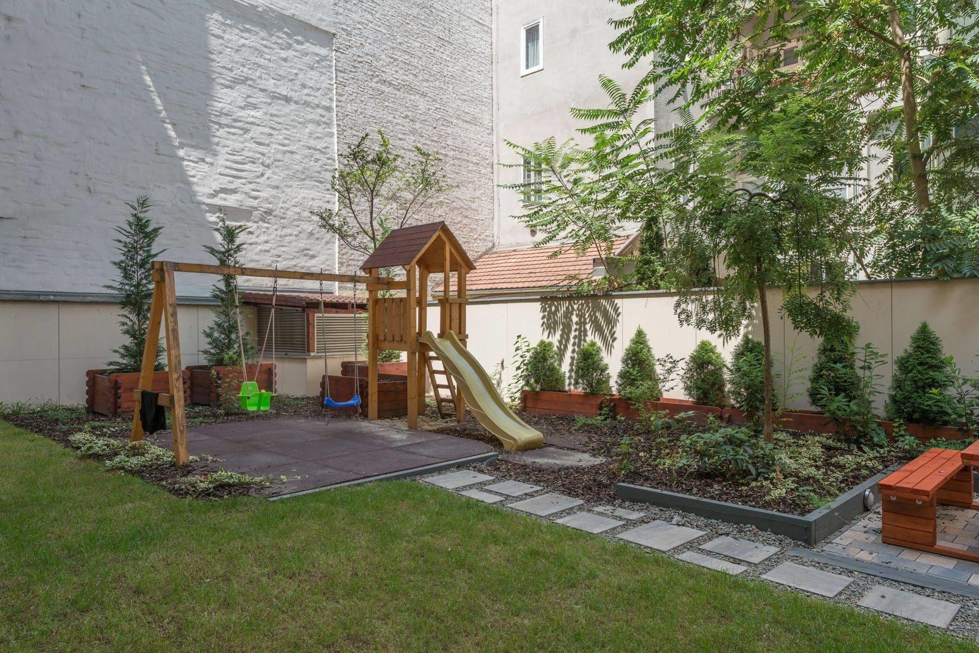 Corvin Plaza &