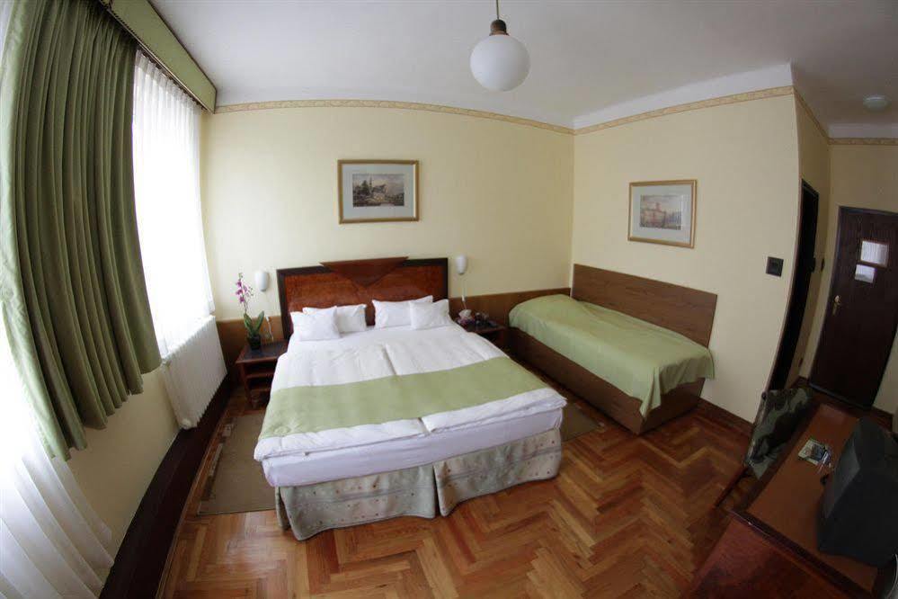 Metro Hotel 3*