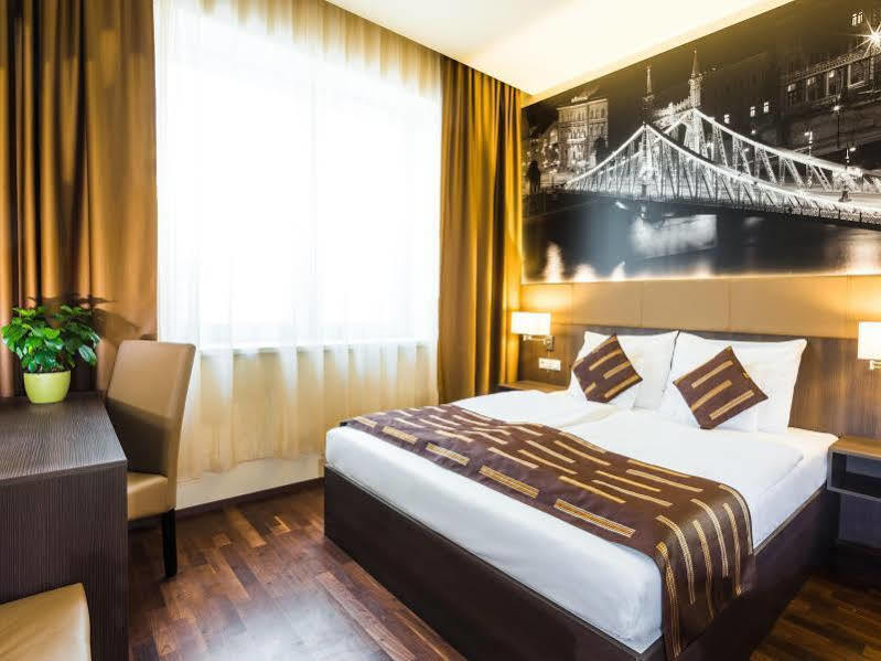 12 Revay Hotel 3*