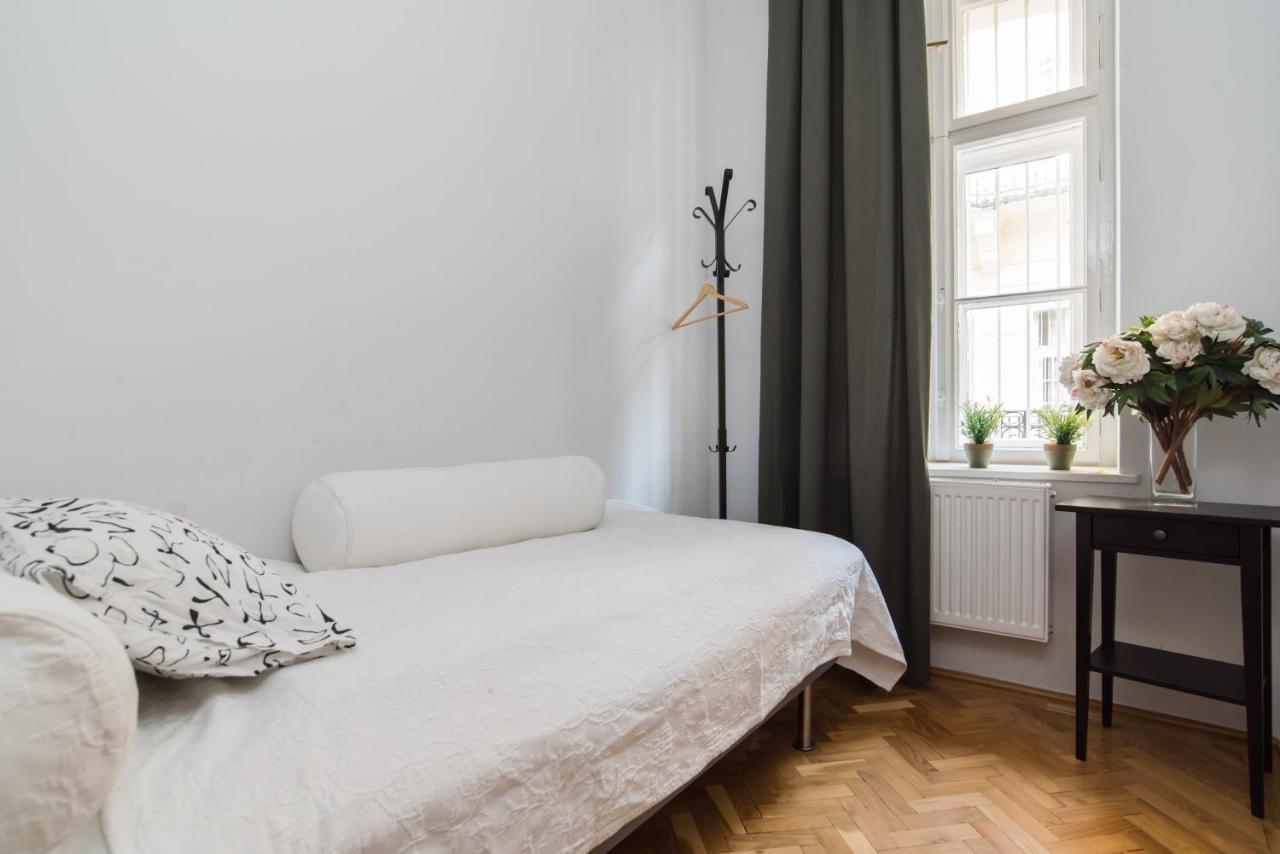 Black & White Apartment *