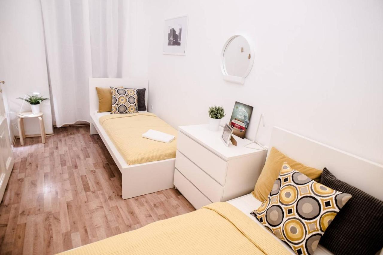 Huge, Central For 8 People * Budapest