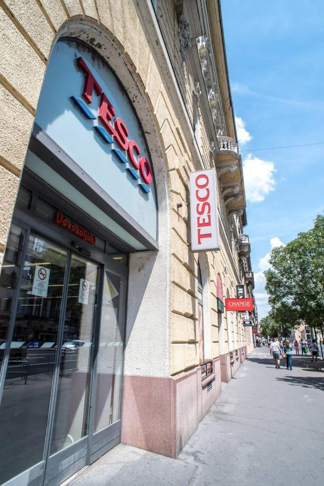 New With 3 Bedrooms, A/c And Balcony Budapest