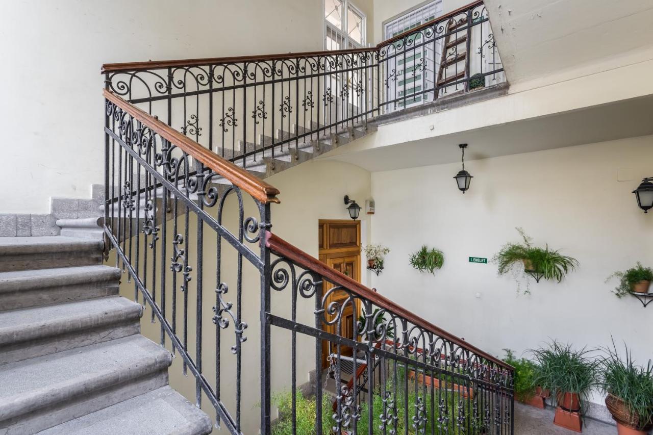 Luxury With Free Garage And Balcony In The Center *