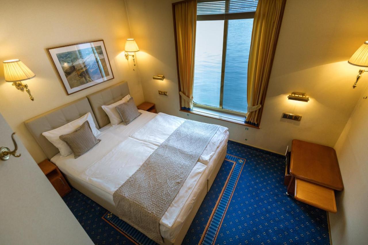 Onriver Hotels - Ms Cezanne Botel 4*