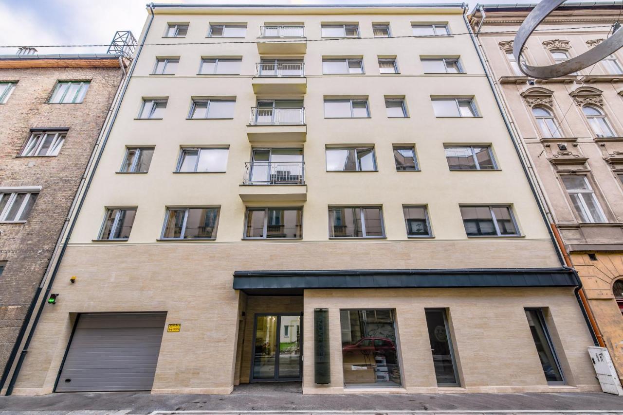 Nova * Budapest