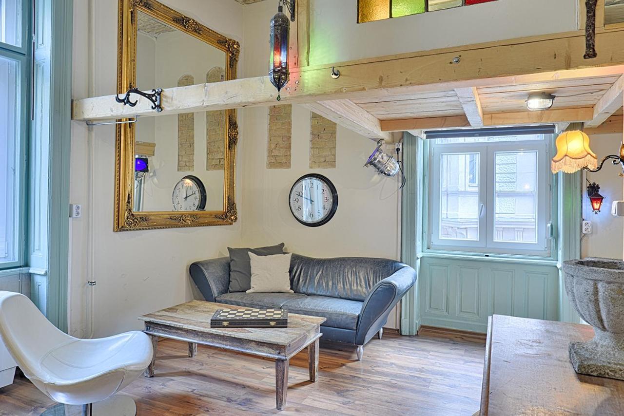 Lavender Circus Hand Drawn Appartement Boedapest