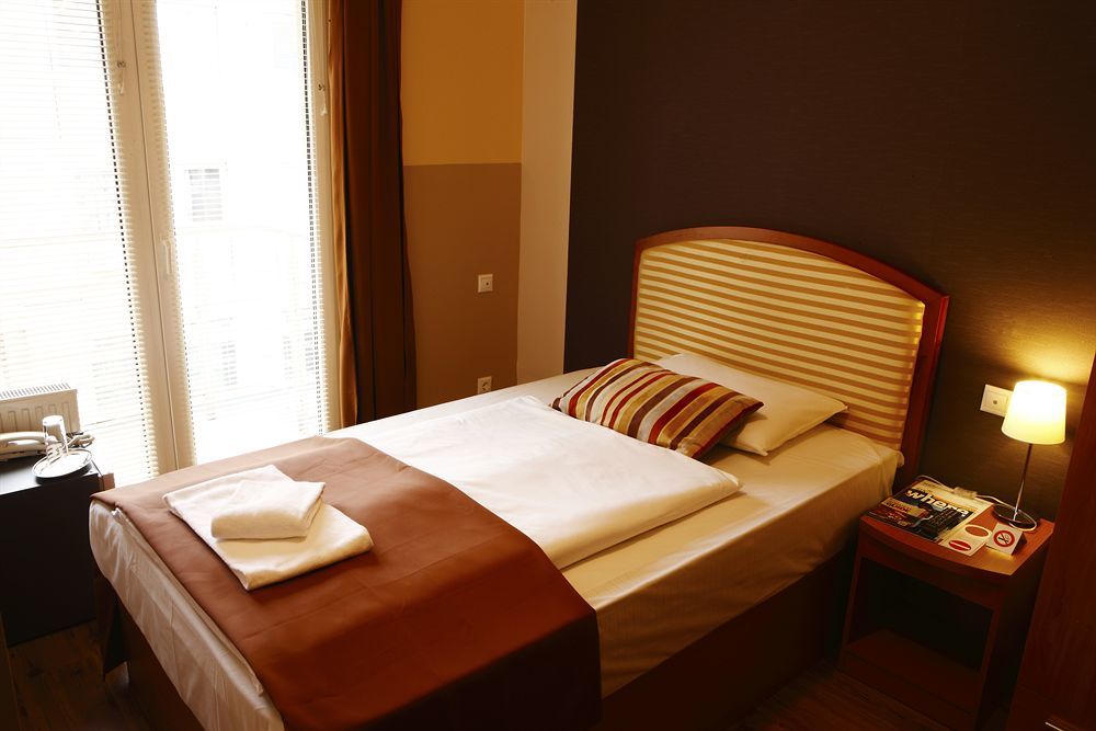 Six Hotel