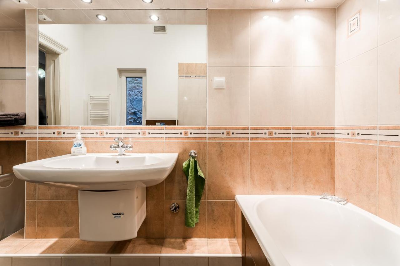 Apartamento Berta - 4 Bedrooms, 3 Baths Budapest
