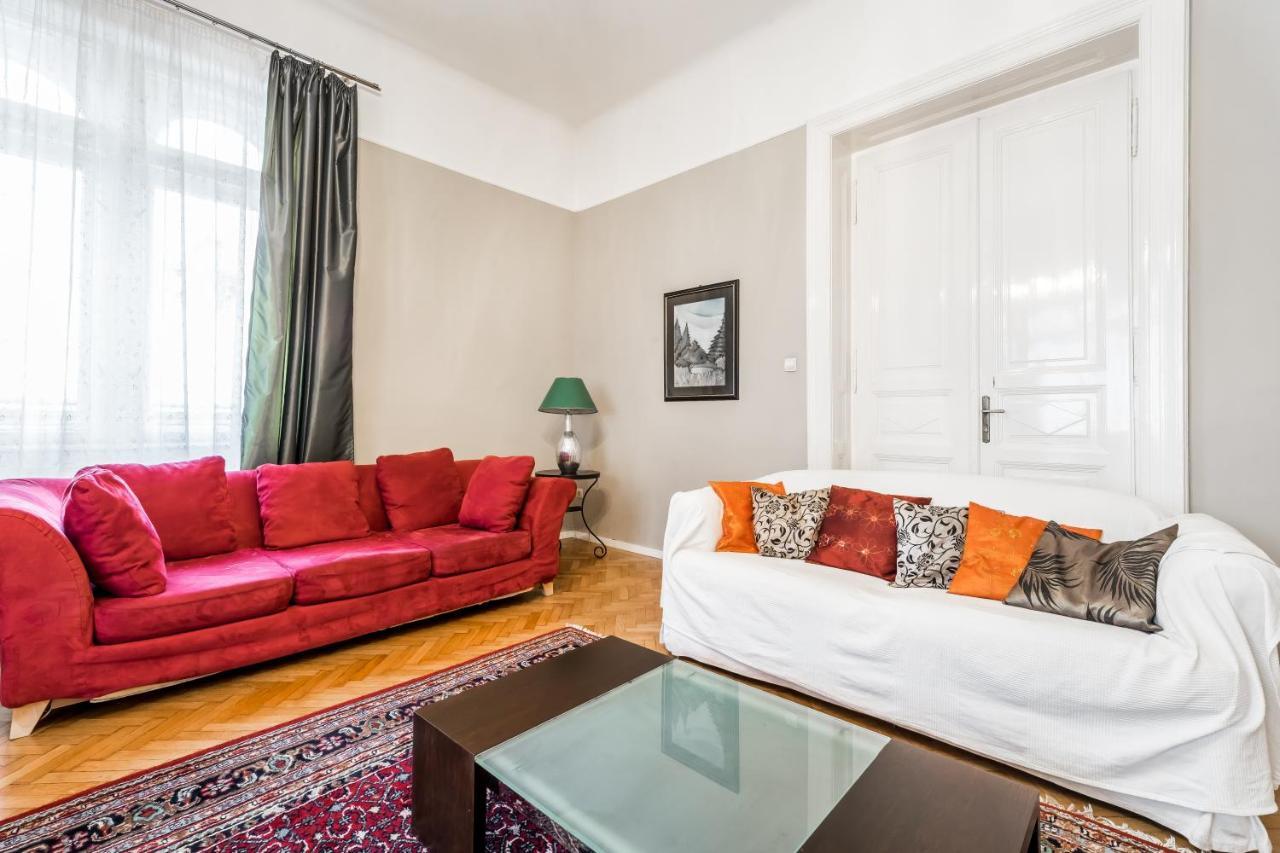 Berta - 4 Bedrooms, 3 Baths *