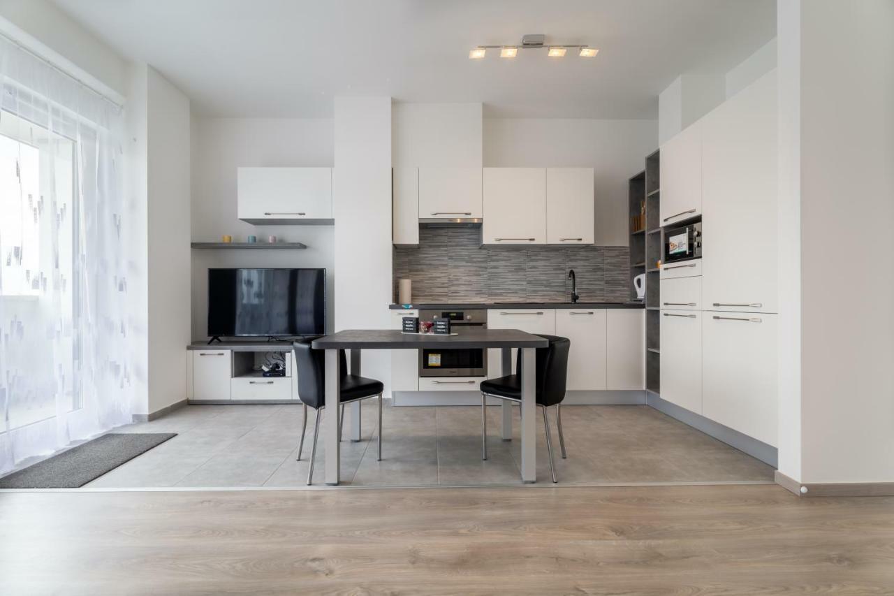 Bpr Chic White With Terrace & A/c & Garage Apartament *