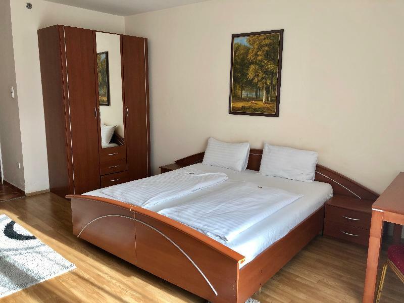 Triple M Hotell 3*