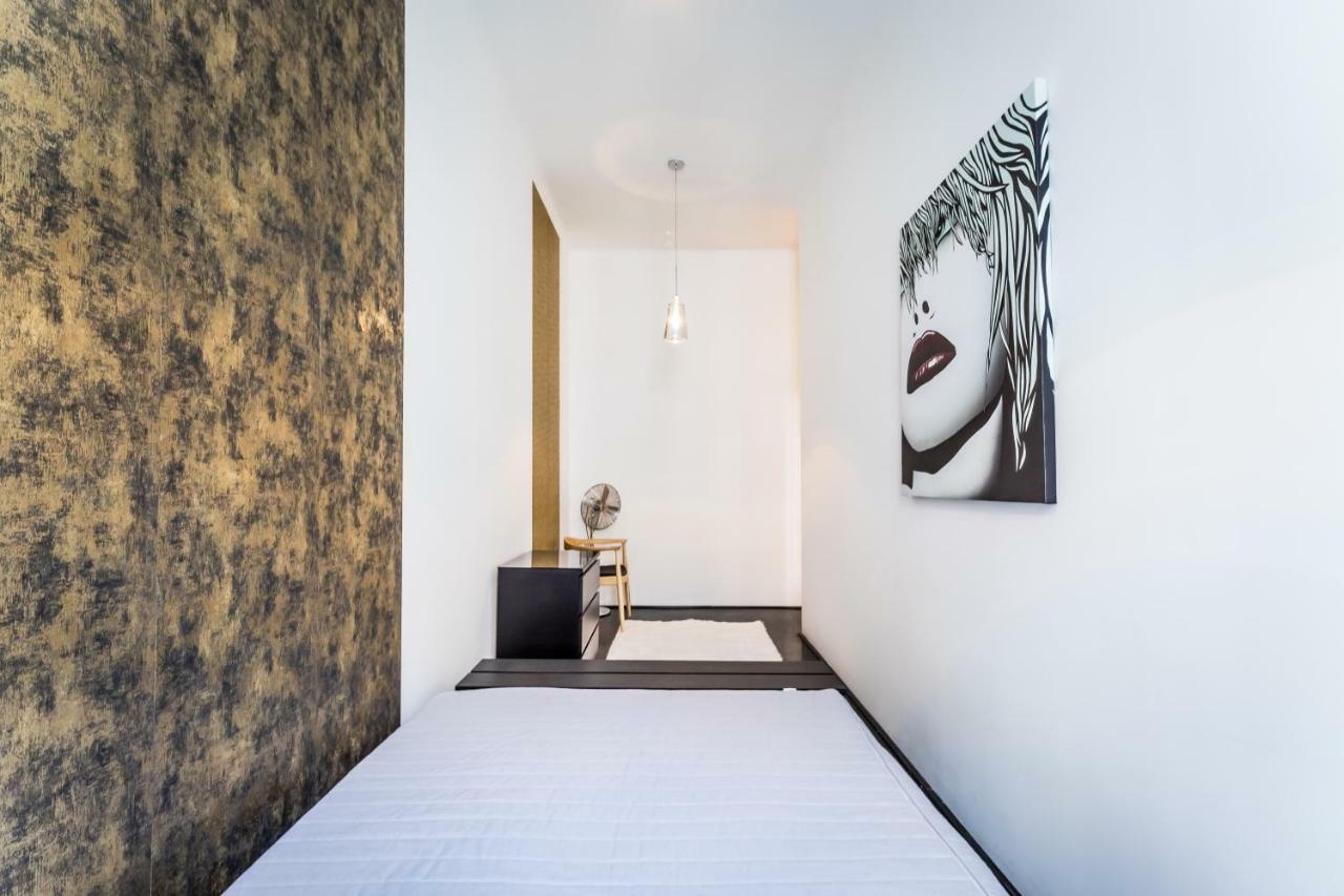 Bpr B&w Elegant Apartment Budapest