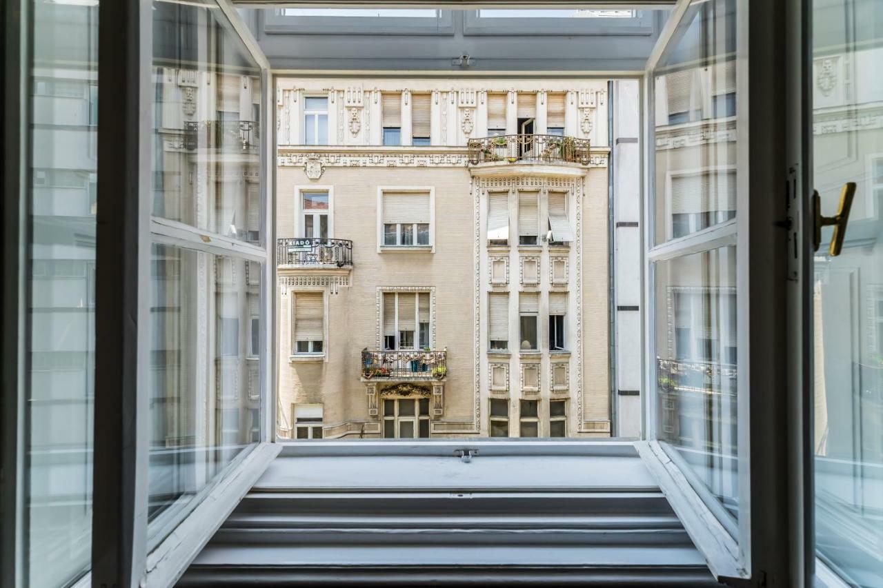 Bpr B&w Elegant Budapest