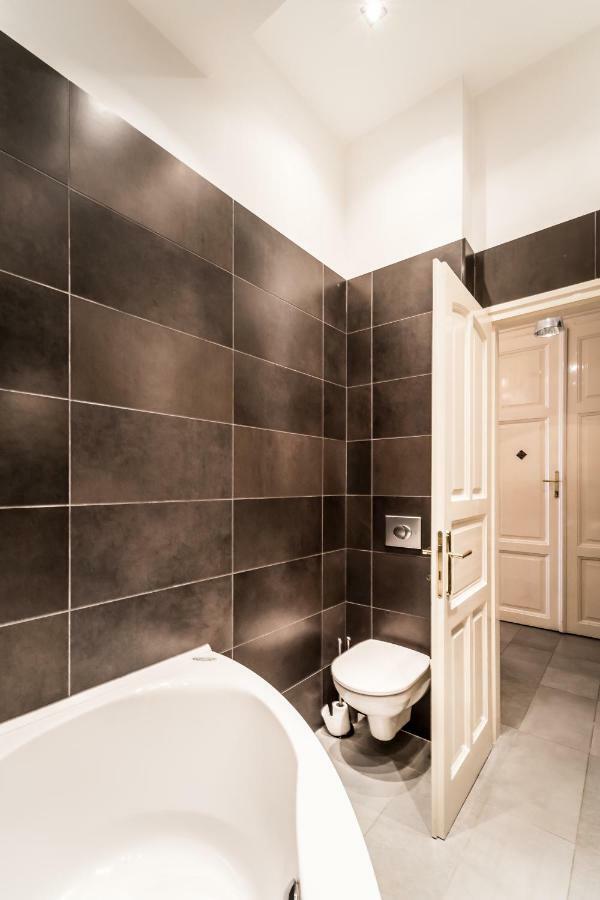 Apartment Bpr B&w Elegant *