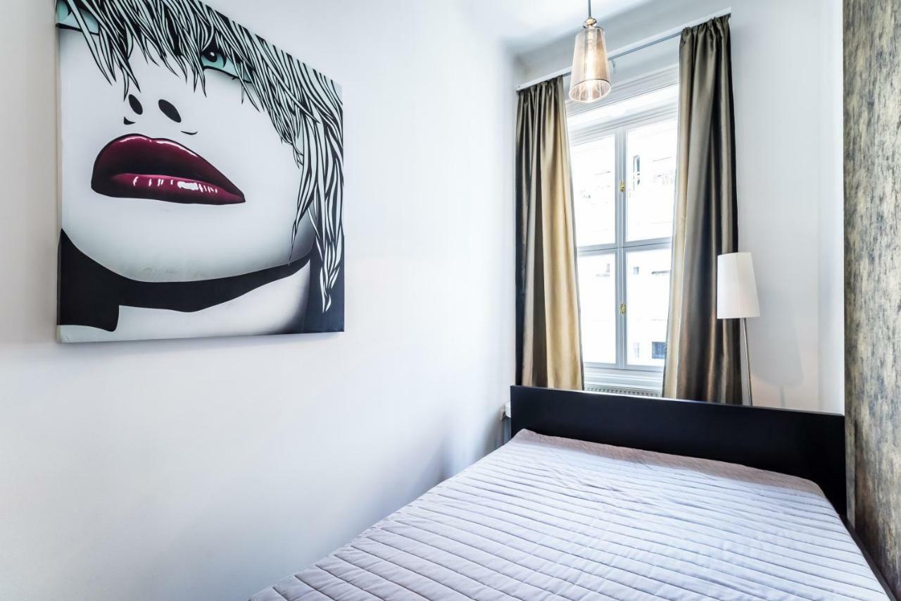 Bpr B&w Elegant Budapest