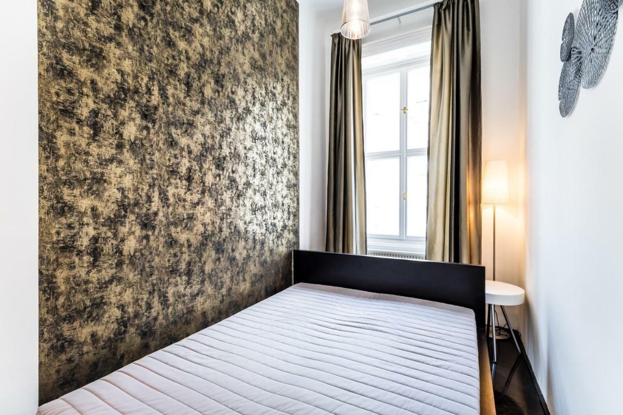 Bpr B&w Elegant Apartment Budapest
