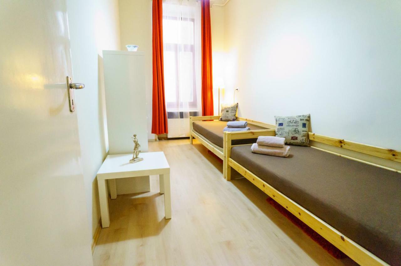 Kingdom & Car Parking On-site & Aircon & Quiet & Family Friendly