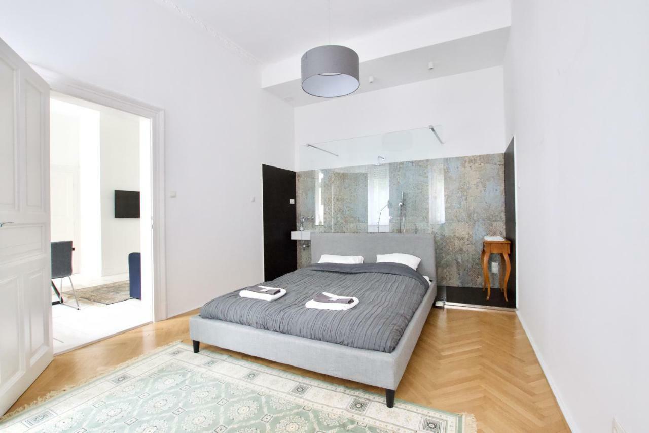 Luxury By Hi5 - Október 6 Street Budapest