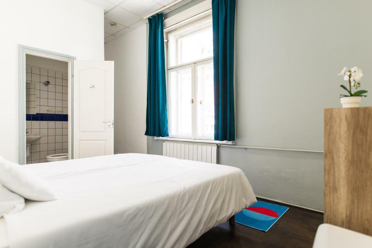 Auberge de jeunesse 2b & *
