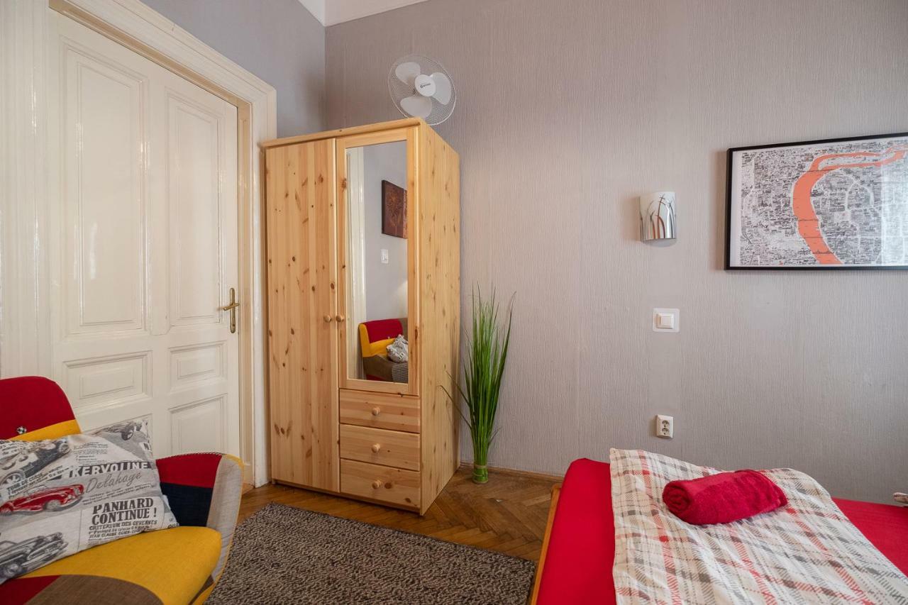 Pesto Hostel *