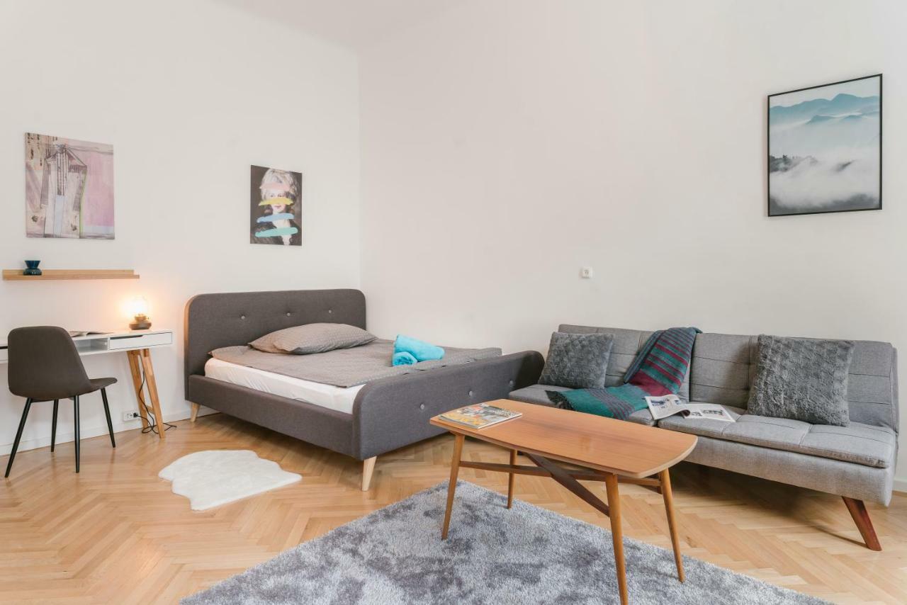 Apartment Park Rest With Air Condition