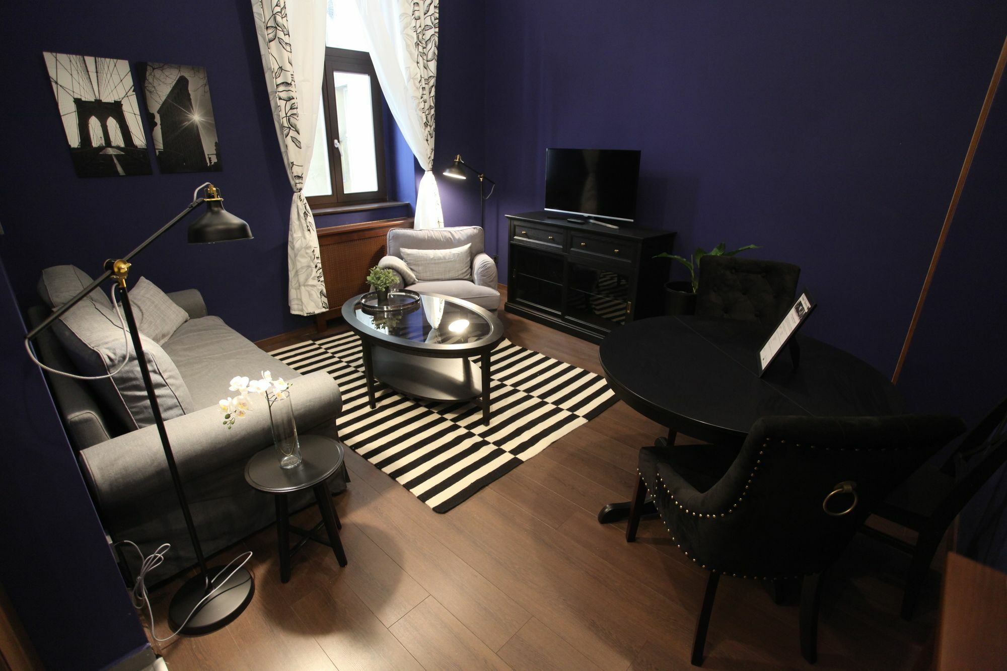 Ambassador Apartment *