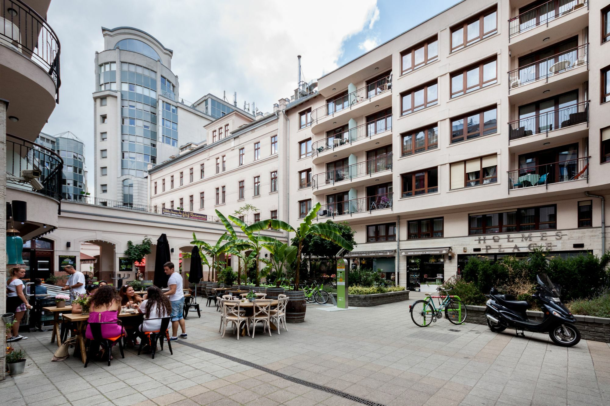 Urban Gozsdu Apartahotel