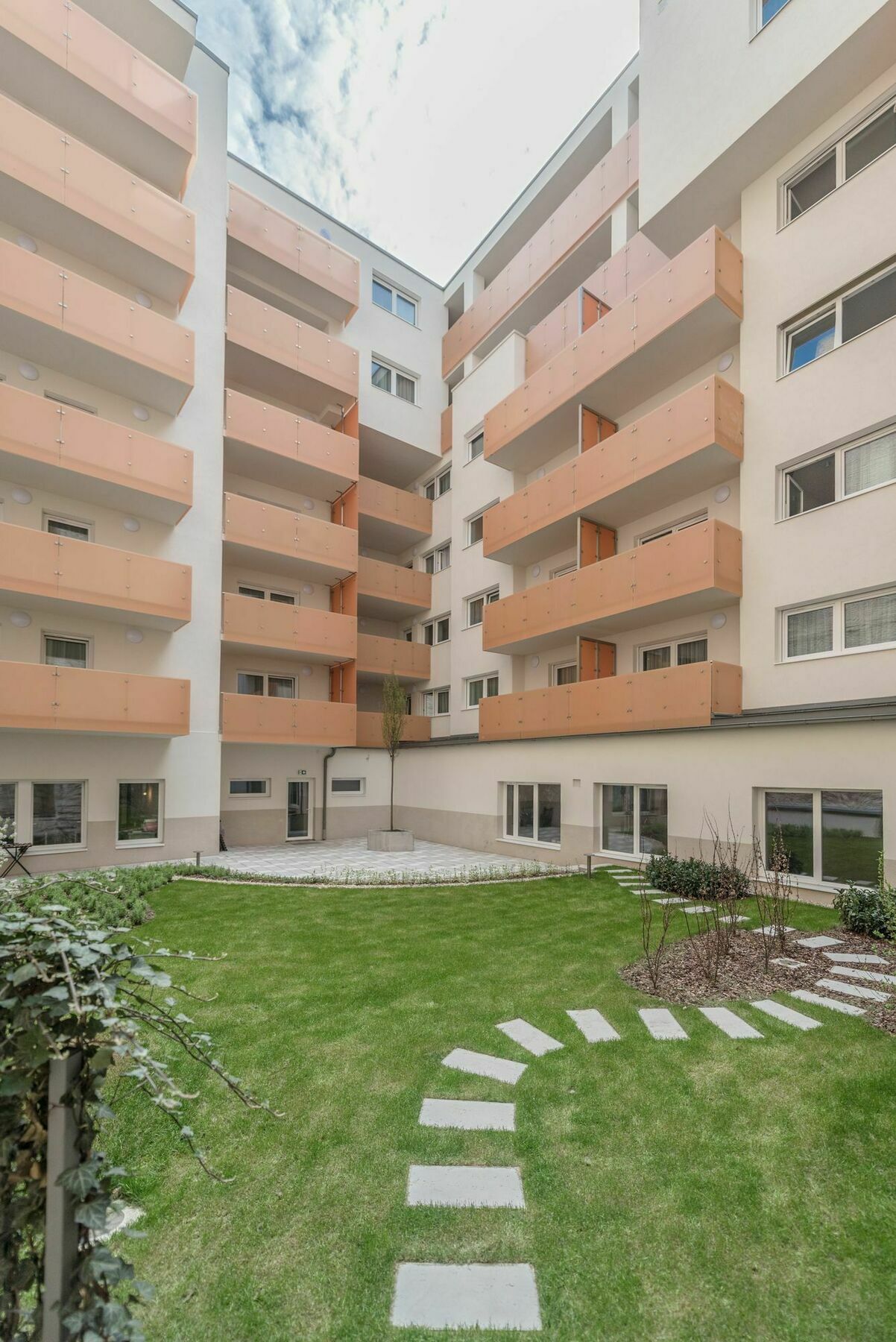 Oasis At Broadway Apartment