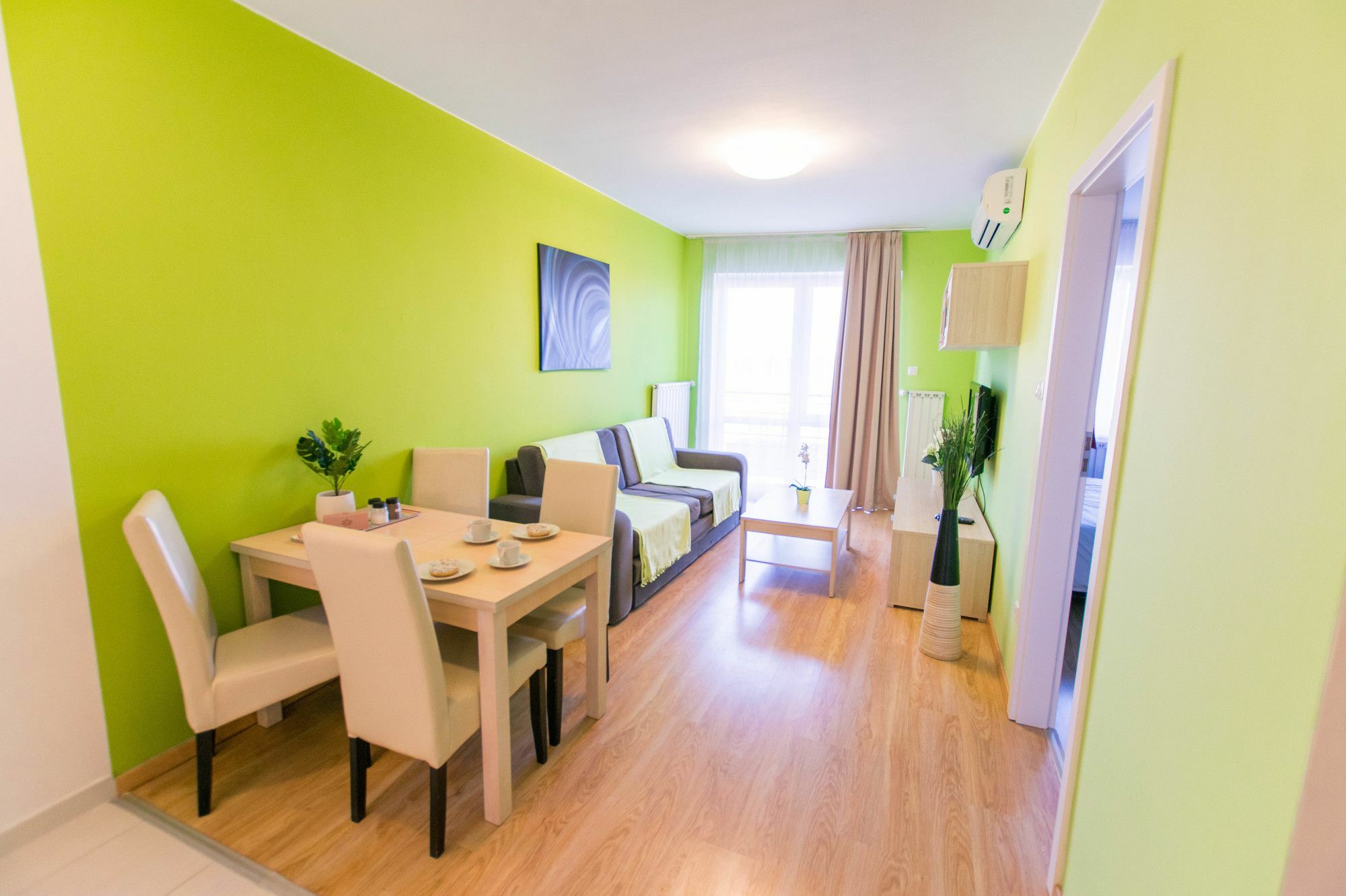 Apartment Maple Tree Budget *