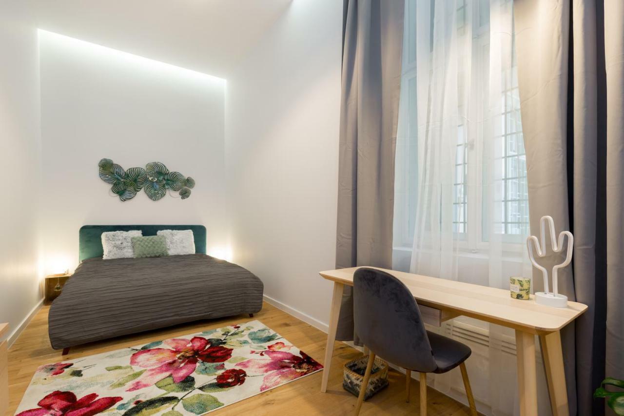 Designer Dream In The Center W 2br/2bath *