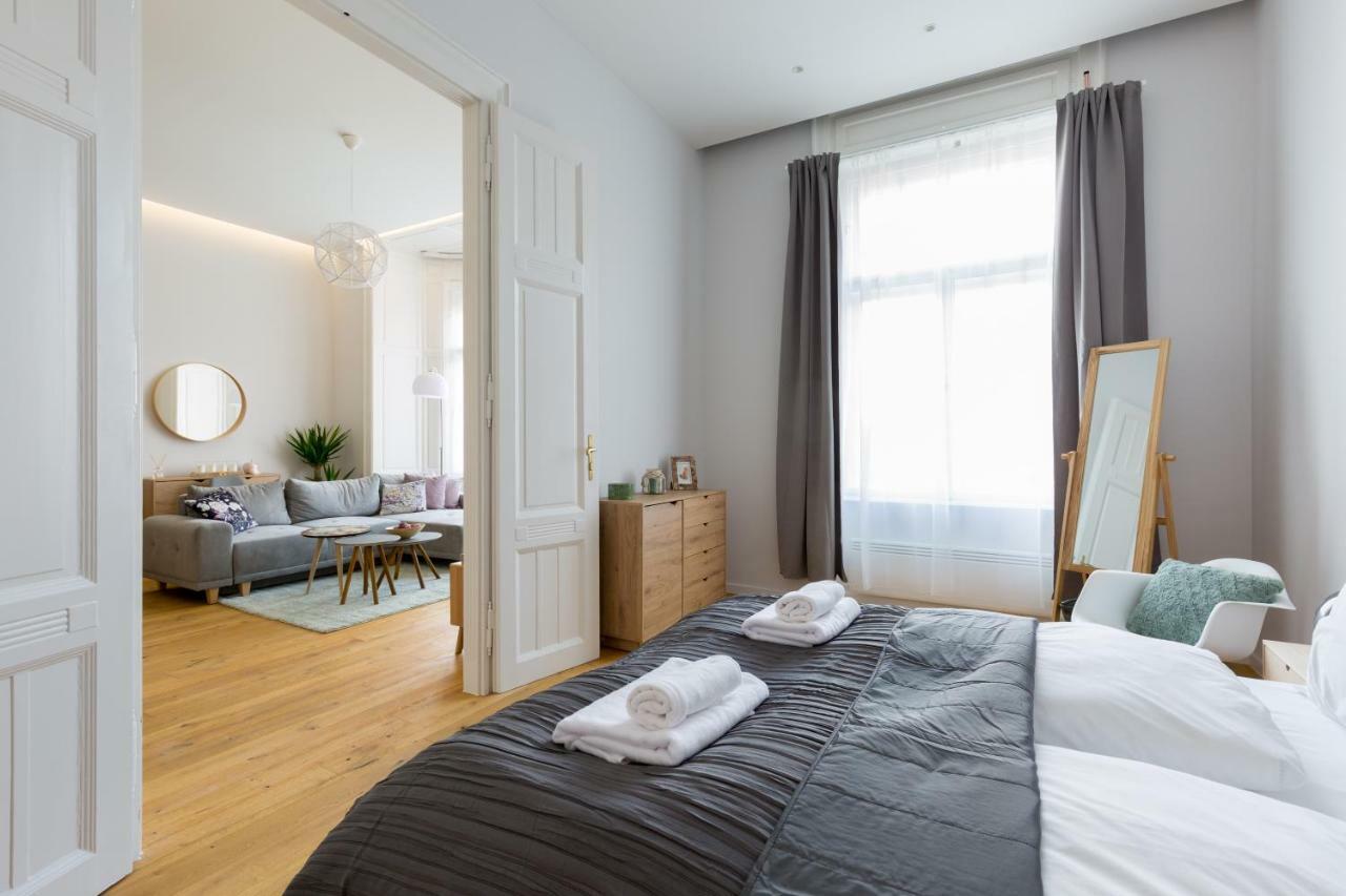 Designer Dream In The Center W 2br/2bath Apartment