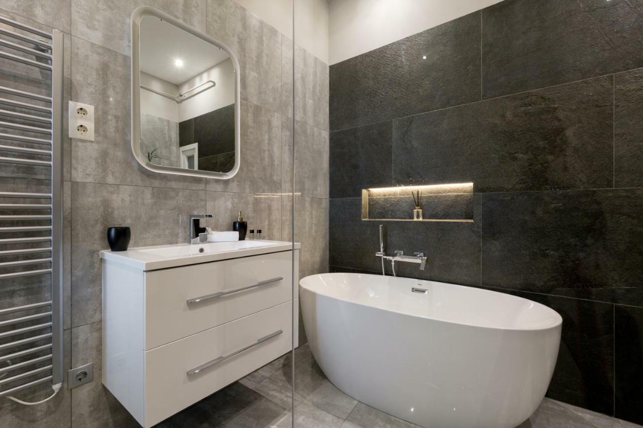 Grand Designer Dream In The Center W 3br/3bath Apartment *