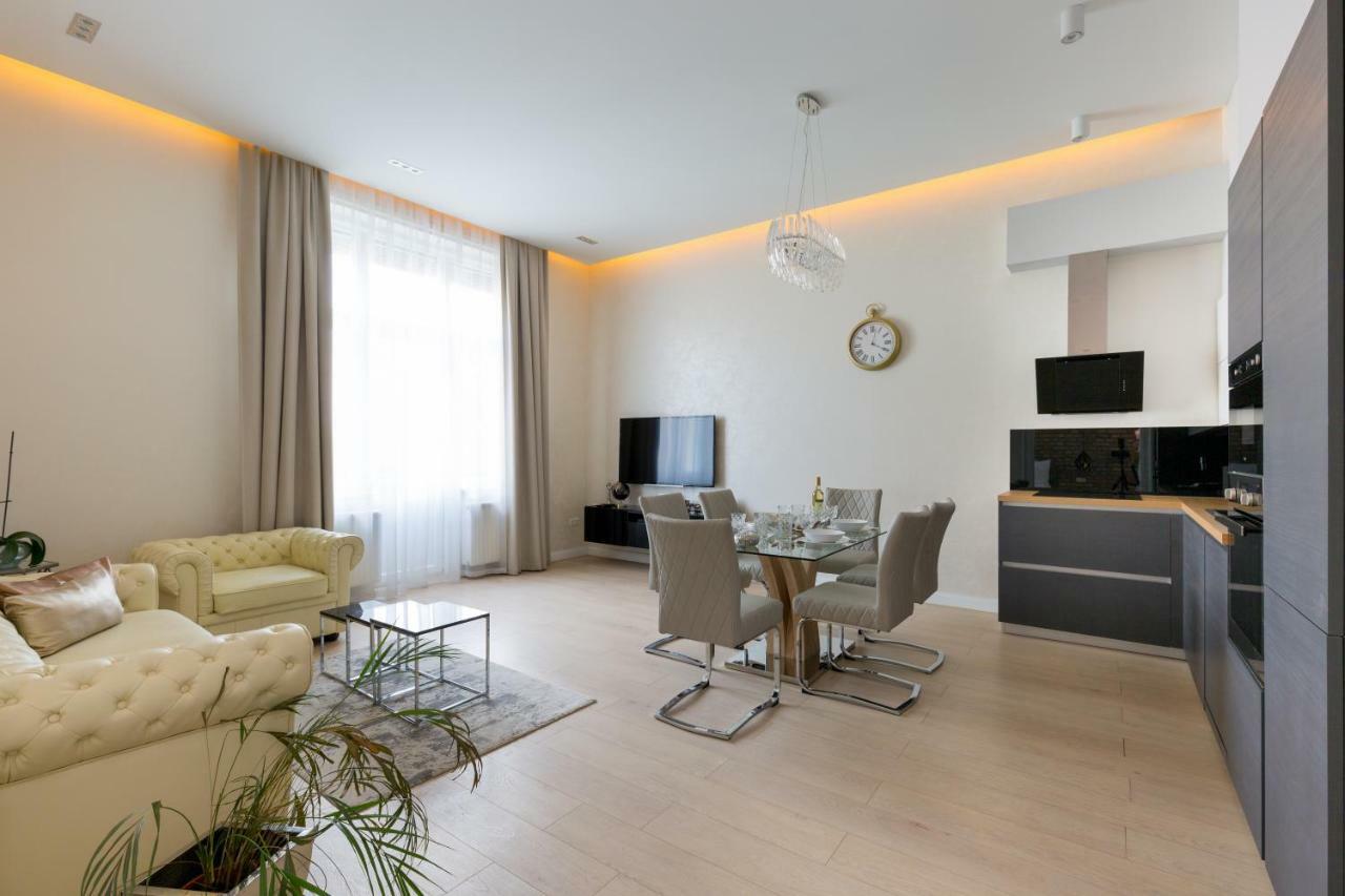 Grand Designer Dream In The Center W 3br/3bath Budapest