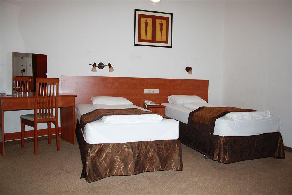 Hostal Equity Point *
