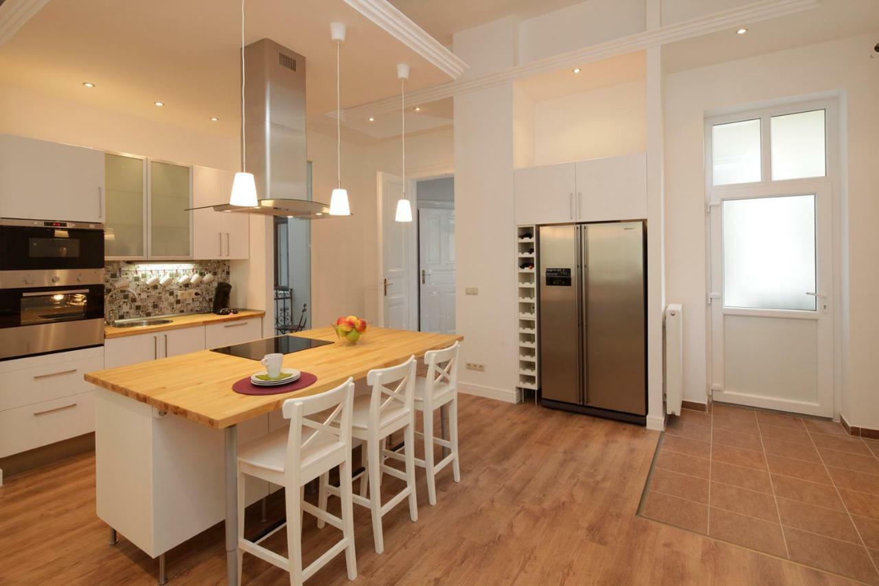 Urban Haven - 3 Beds, 3 Baths, Free Parking, Near Market *