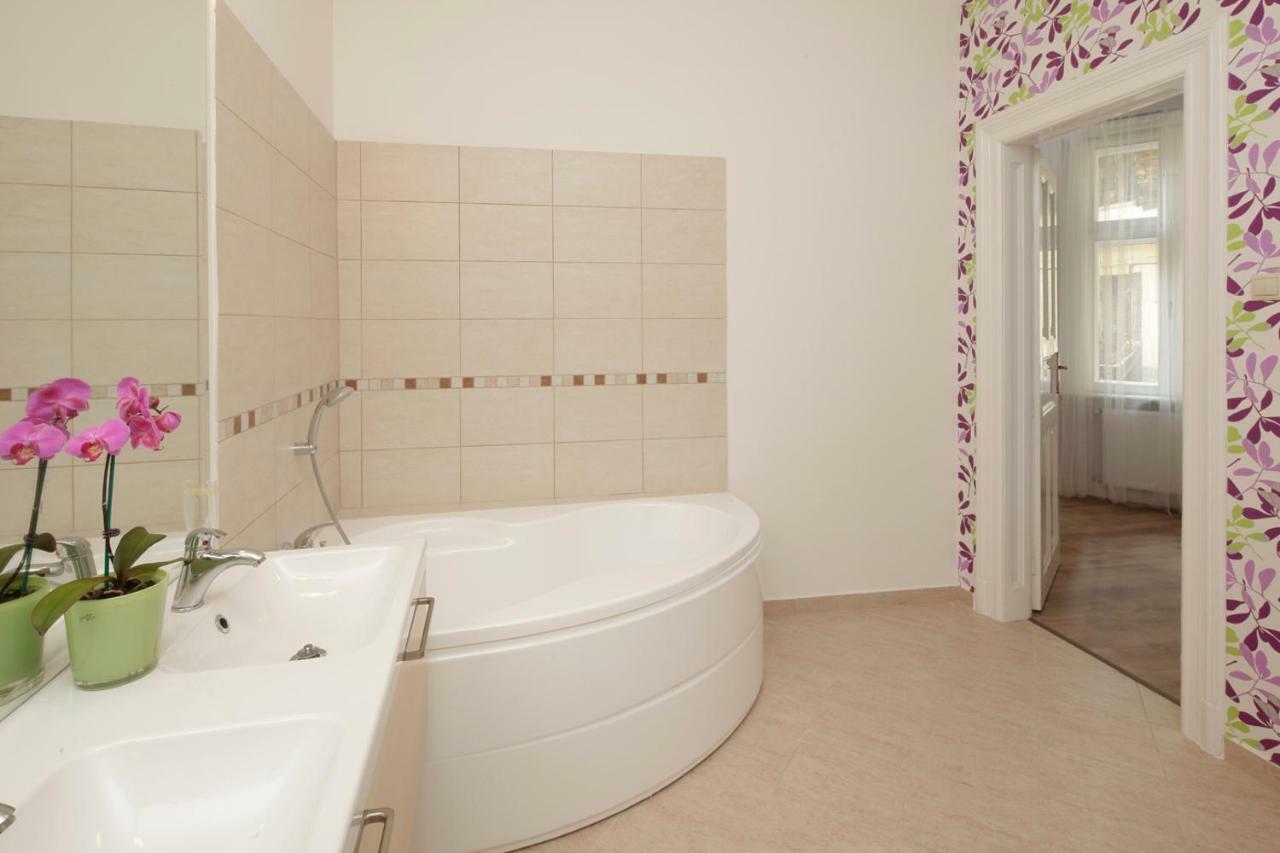 Urban Haven - 3 Beds, 3 Baths, Free Parking, Near Market * Budapest