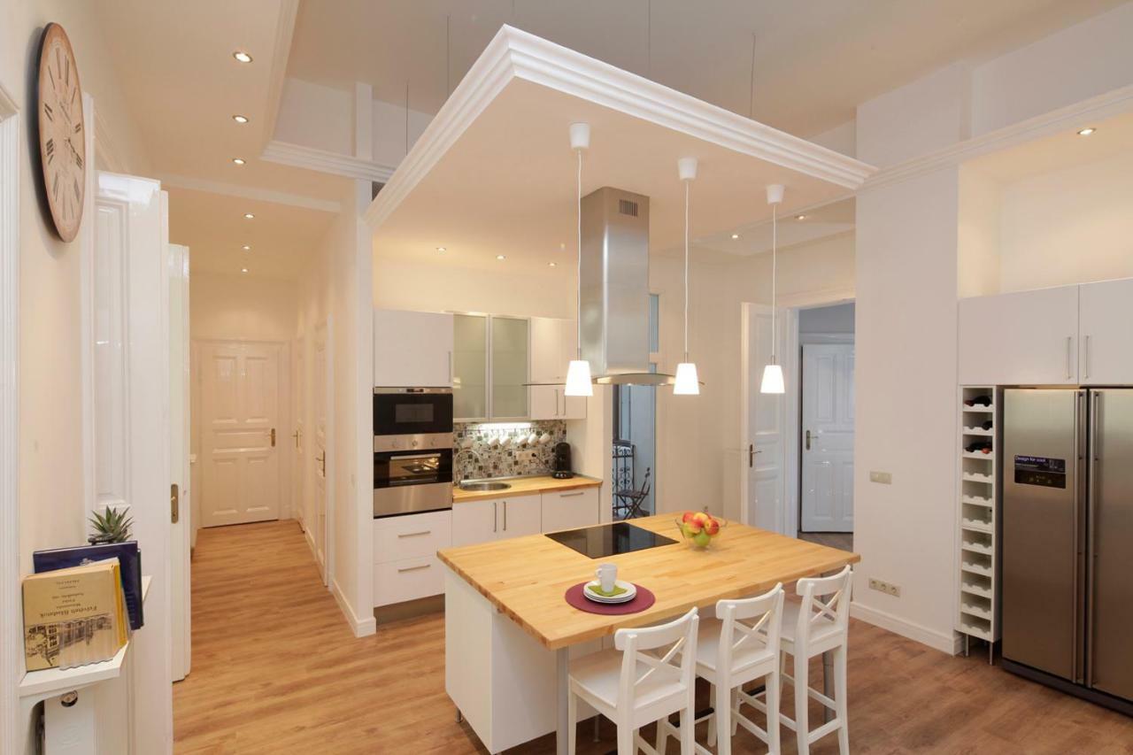 Apartmán Urban Haven - 3 Beds, 3 Baths, Free Parking, Near Market *