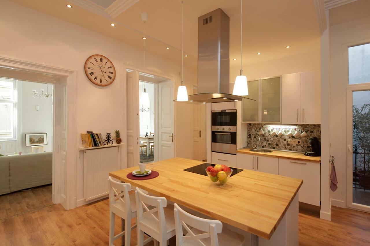 Apartmán Urban Haven - 3 Beds, 3 Baths, Free Parking, Near Market *
