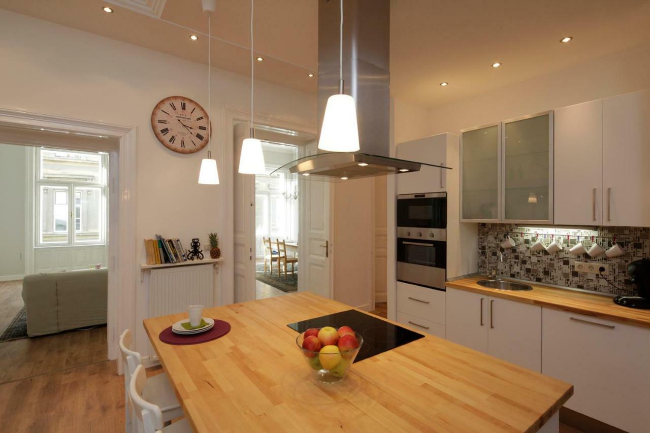 Urban Haven - 3 Beds, 3 Baths, Free Parking, Near Market Apartmán